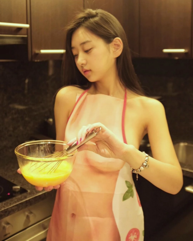 
앞치마 입은 신재은

