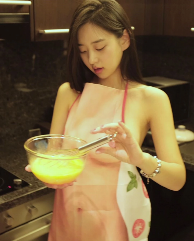 
앞치마 입은 신재은
