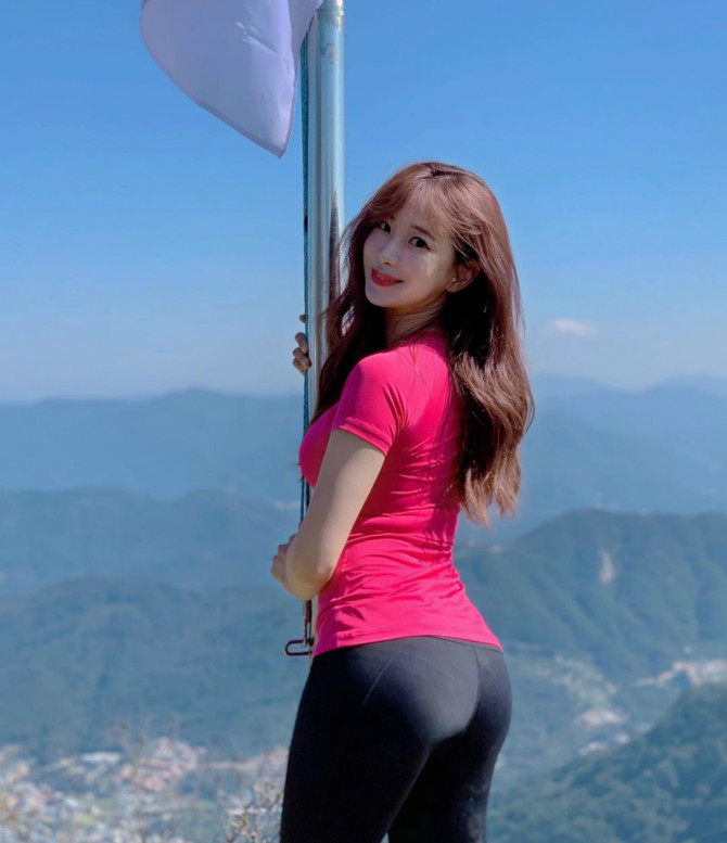 
레깅스 입고 등산간 김한나 치어리더.jpg
