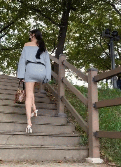 
마스크 끼고 마실 나온 처자
