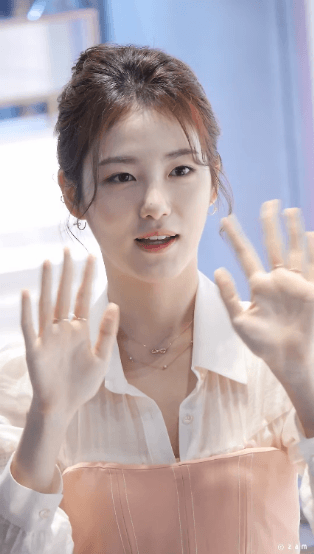 
똥머리한 예은이...~
