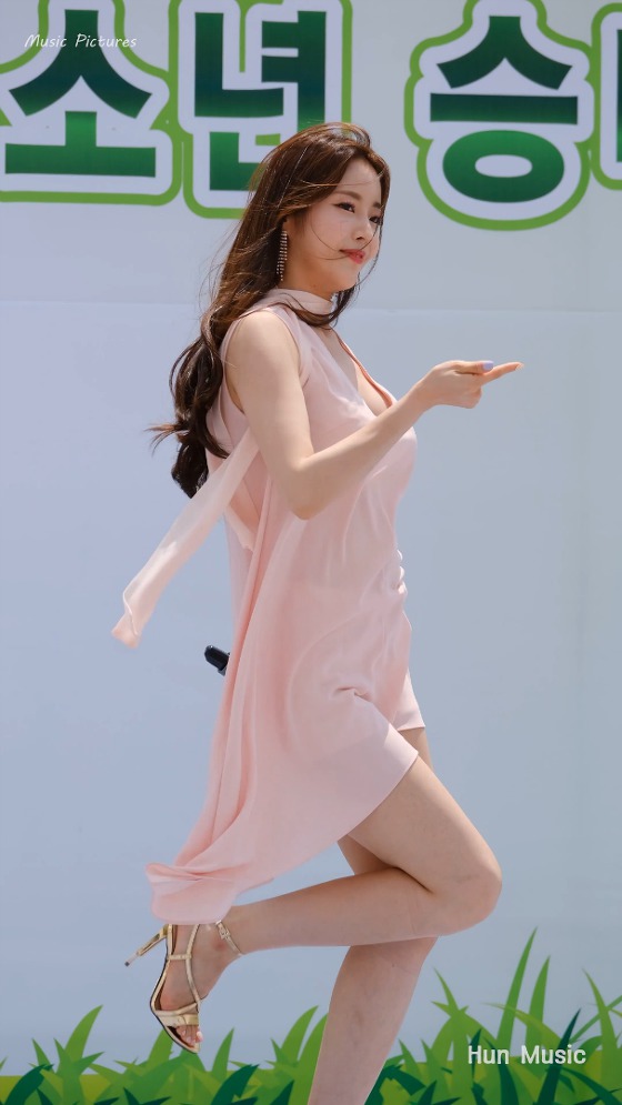 
탬버린 치는 누나...~
