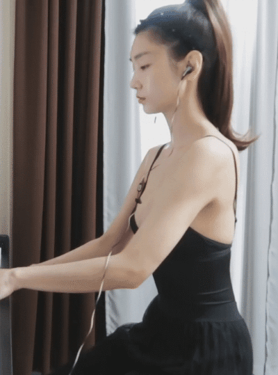 
피아노 치는 처자

