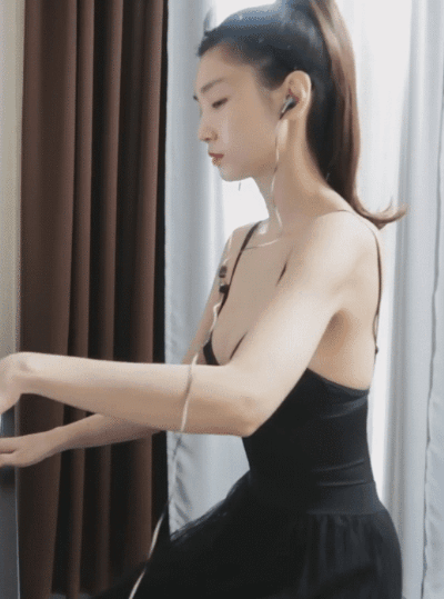 
피아노 치는 처자
