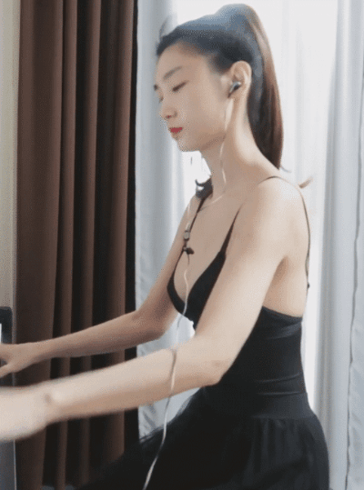 
피아노 치는 처자
