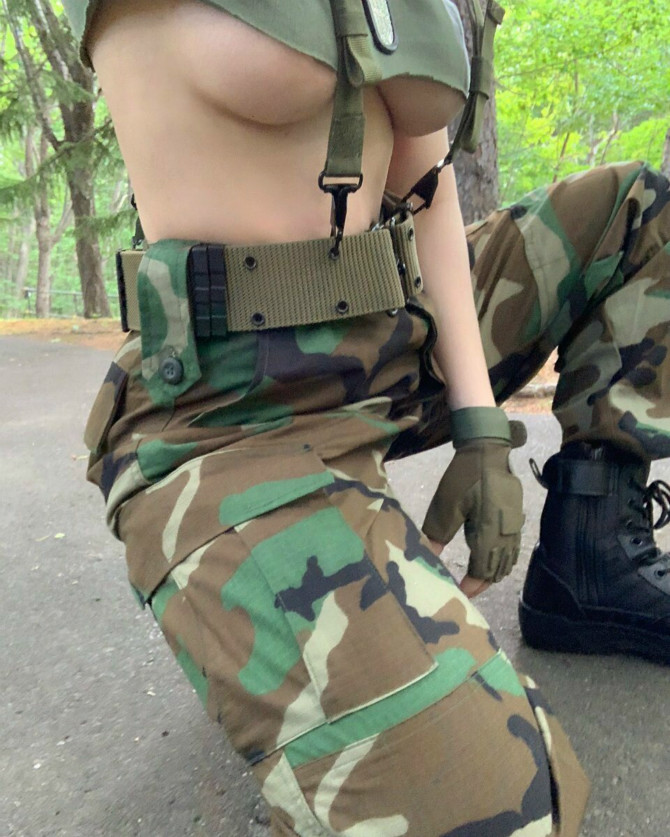 
여군 코스프레녀
