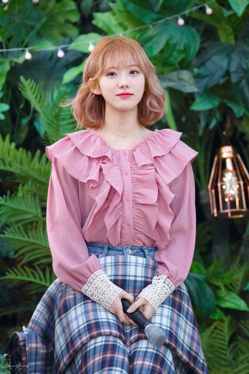 캠퍼스 새내기 느낌의 우주소녀.jpgif