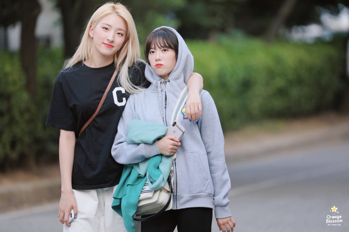 캠퍼스 새내기 느낌의 우주소녀.jpgif