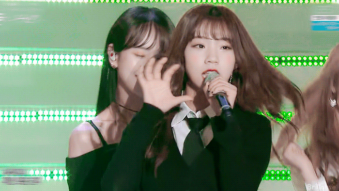캠퍼스 새내기 느낌의 우주소녀.jpgif