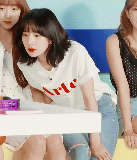 캠퍼스 새내기 느낌의 우주소녀.jpgif