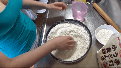 
찰진 반죽을 좋아하는....유튜버 처자~
