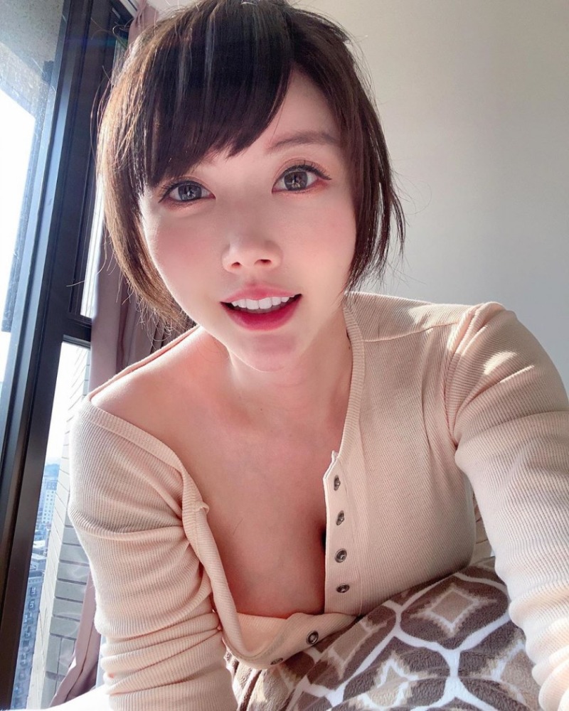 
핏줄 보이는 처자
