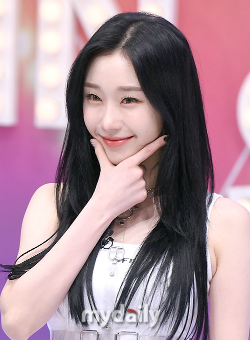 
시그니처 채솔·지원, 눈웃음 대결

