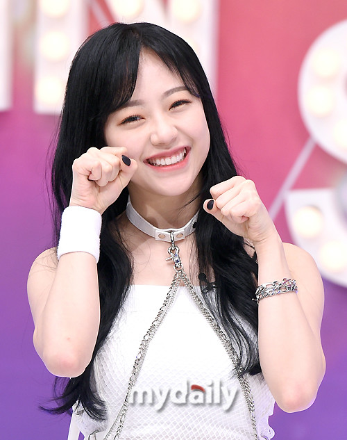 
시그니처 채솔·지원, 눈웃음 대결
