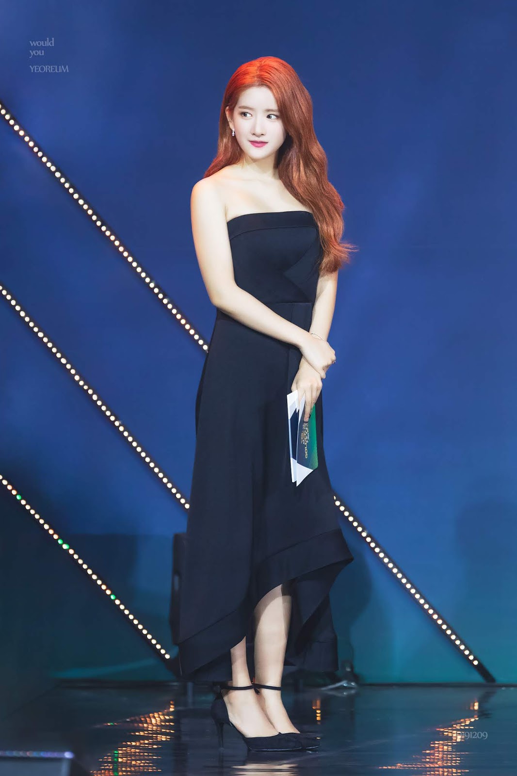 뭘 입어도 잘 어울리는 우주소녀.jpgif