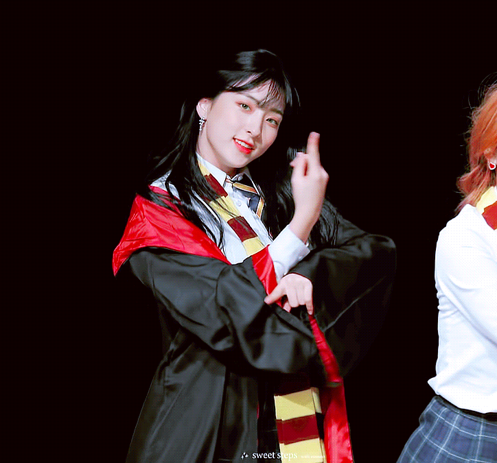 뭘 입어도 잘 어울리는 우주소녀.jpgif