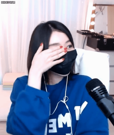 
마스크 끼고 방송하는 처자
