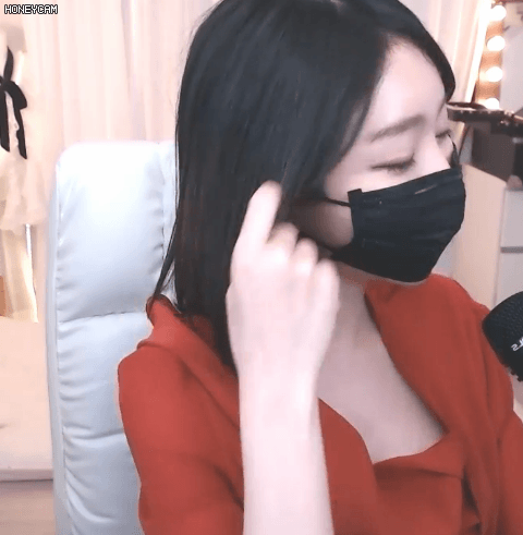 
마스크 끼고 방송하는 처자
