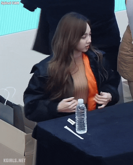 
패딩 벗는 나연
