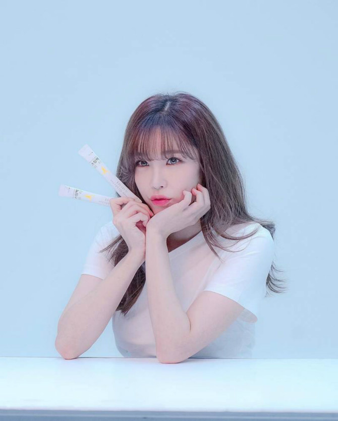 흰티에 청바지 입고 cf찍는 전효성.jpgif