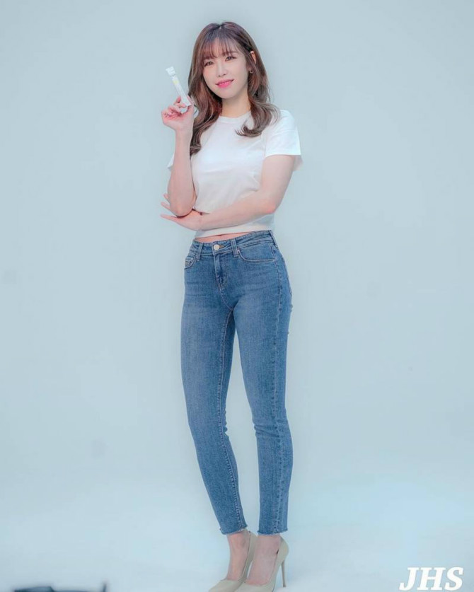 흰티에 청바지 입고 cf찍는 전효성.jpgif