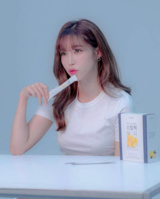 흰티에 청바지 입고 cf찍는 전효성.jpgif