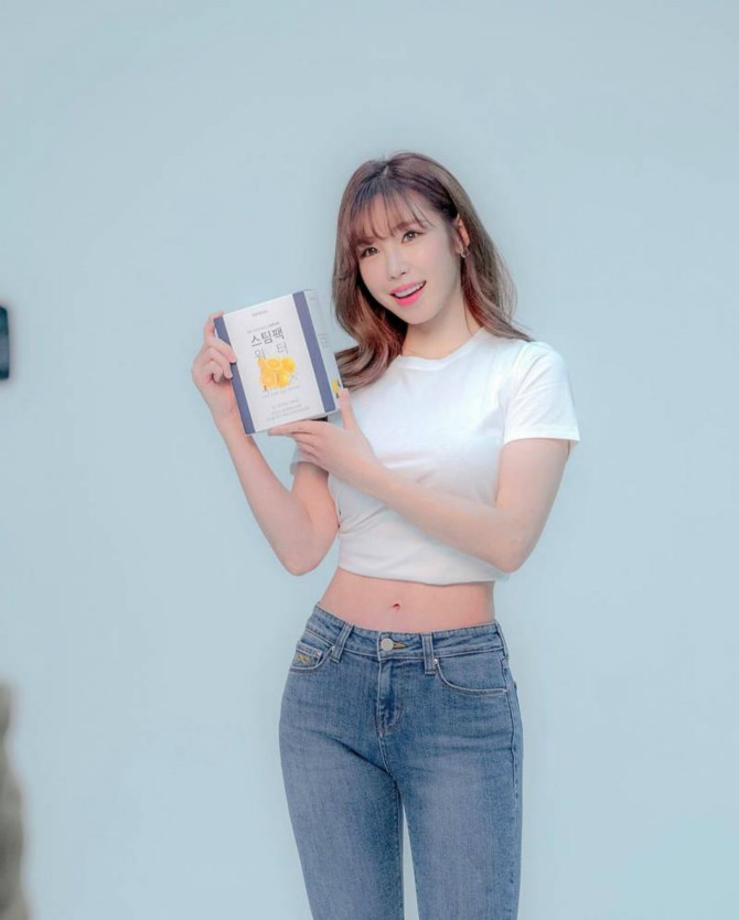 흰티에 청바지 입고 cf찍는 전효성.jpgif