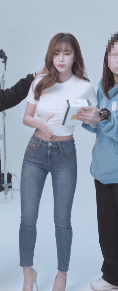 흰티에 청바지 입고 cf찍는 전효성.jpgif