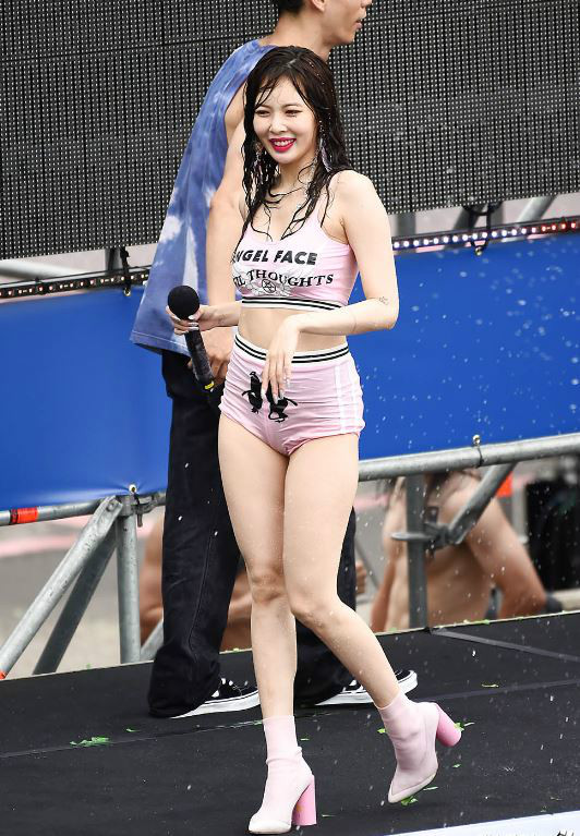
현아 물놀이
