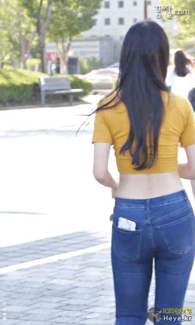 
애플힙 터질듯한 스키니진gif.
