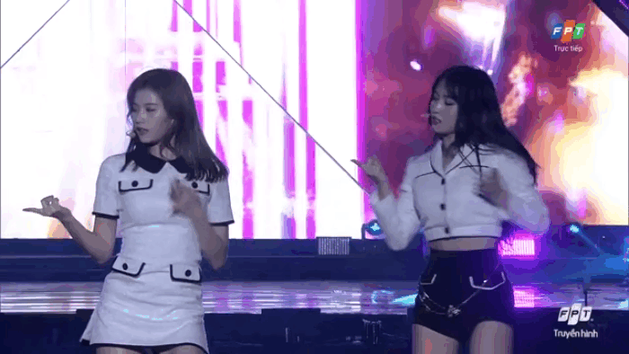 
사나 vs 모모
