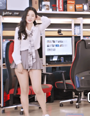
교복핏이 야한 20대 중반녀gif.
