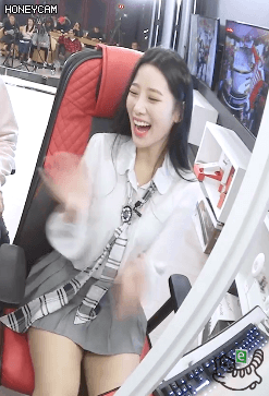 
교복핏이 야한 20대 중반녀gif.
