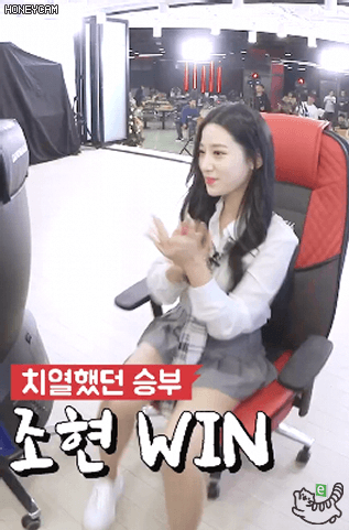 
교복핏이 야한 20대 중반녀gif.
