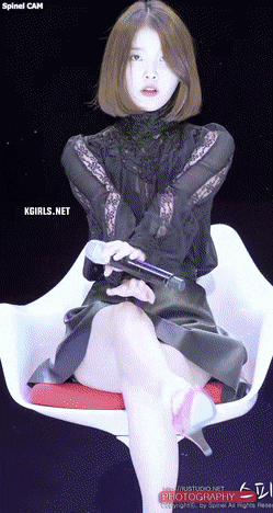 
다리 꼰 아이유
