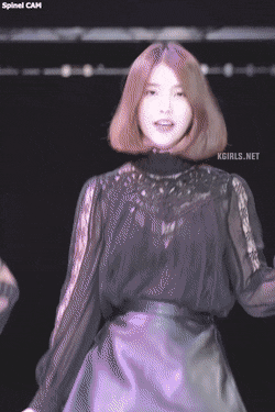
다리 꼰 아이유
