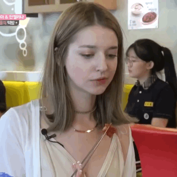 
매운 닭발 먹는 안젤리나 다닐로바
