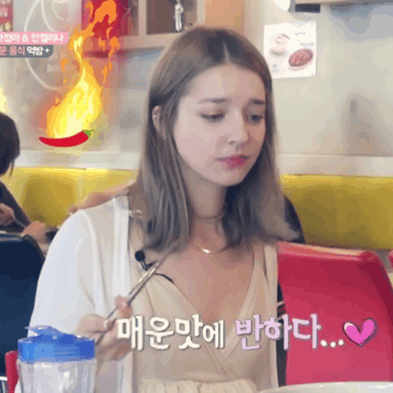 
매운 닭발 먹는 안젤리나 다닐로바
