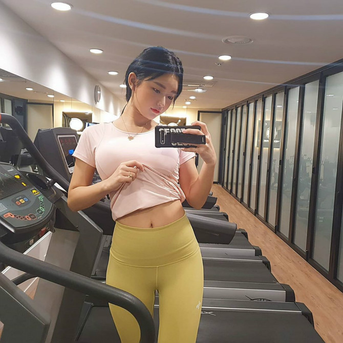 
작고 귀여운 단발 소녀

