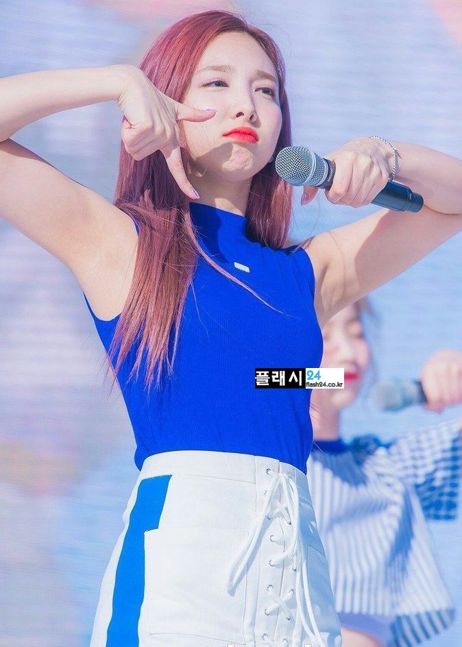
깨끗한 나연이의 겨
