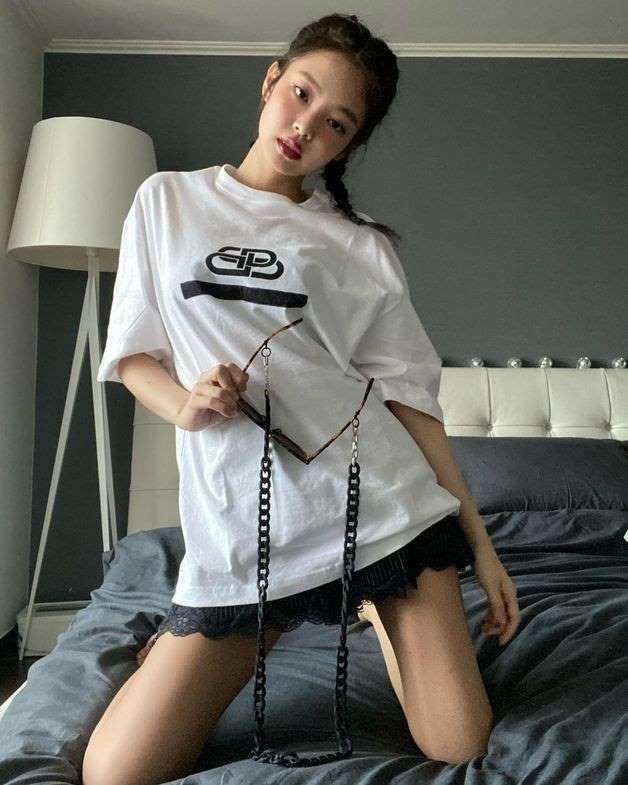 
제니, 도발적 섹시미
