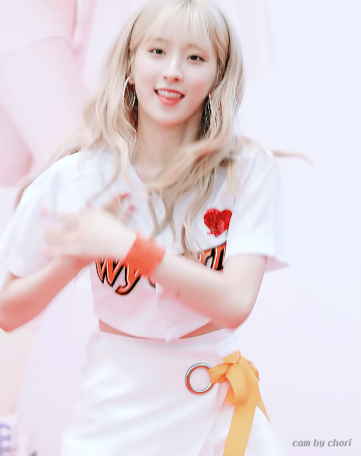 
sk와이번스 유니폼입은 인천출신 우주소녀 은서

