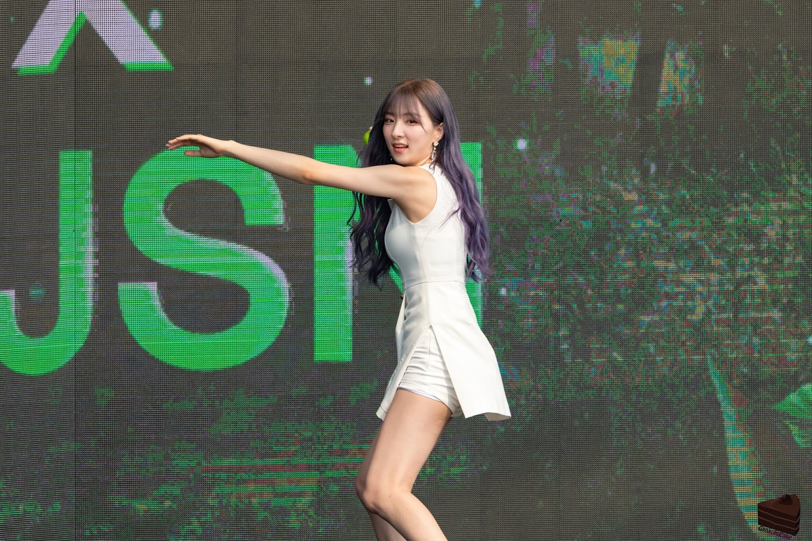 
sk와이번스 유니폼입은 인천출신 우주소녀 은서
