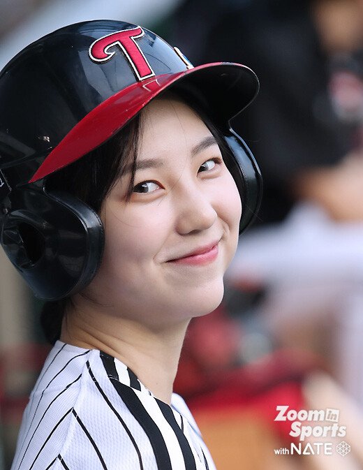 
귀여운 엘지 배트걸
