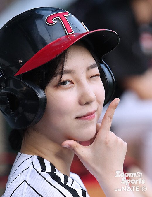
귀여운 엘지 배트걸
