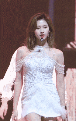 
사 나
