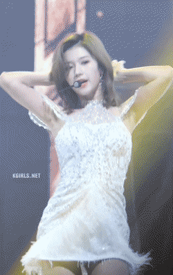 
사 나
