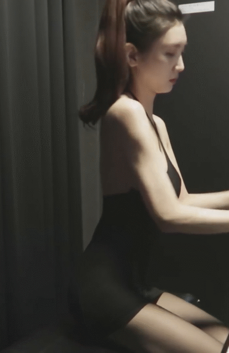 
피아노 치는데 내려가는 롤코 누나
