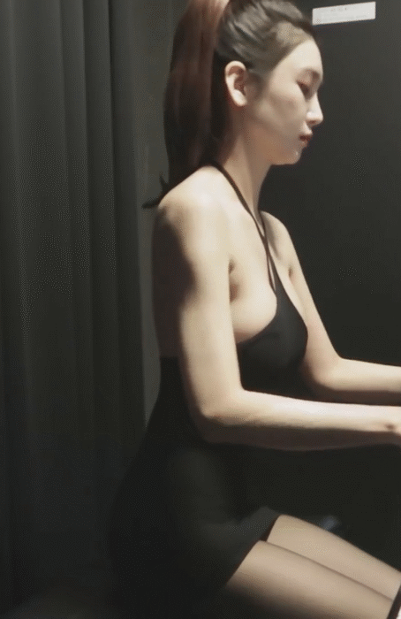 
피아노 치는데 내려가는 롤코 누나

