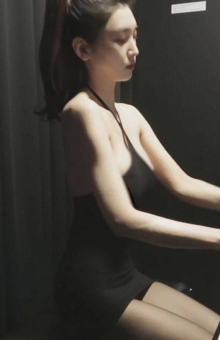 
피아노 치는데 내려가는 롤코 누나
